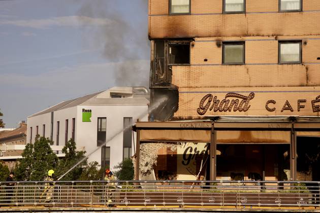 A fire forces the eviction of a hotel in the center of Malaga Firefighters Malaga working on extinguishing a fire in a hotel in the capital A 25 May 2026 in Malaga Andalusia, Spain The fire on the first floor of a hotel in the center of Malaga in the early hours of Monday May 25 has forced the eviction of the entire establishment without for the moment there have been personal injuries, as reported by the 112, belonging to the Emergency Agency of Andalusia The fire started at about 01 26 hours when witnesses have alerted of flames on the first floor of the hotel located in Cerrojo street 25 MAY 2026 Malaga Andalucia, Spain Malaga Andalucia, Spain Spain Spain  Copyright: xÃlexxZeax 7548306