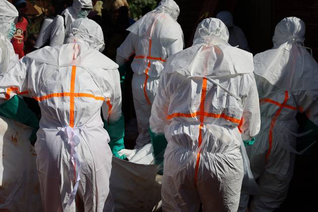 (260525) -- MONGBWALU, May 25, 2026 -- Medical workers in protective suits transfer the body of an Ebola victim in Mongbwalu, Ituri province, eastern Democratic Republic of the Congo (DRC), May 24, 2026. World Health Organization (WHO) Director-General Tedros Adhanom Ghebreyesus said on Sunday that as the Democratic Republic of the Congo (DRC) scales up surveillance in its Ebola response, more than 900 suspected cases have been identified so far, including 101 confirmed cases. (Str Xinhua) DR CONGO-MONGBWALU-EBOLA OUTBREAK-BURIAL XXXX 
