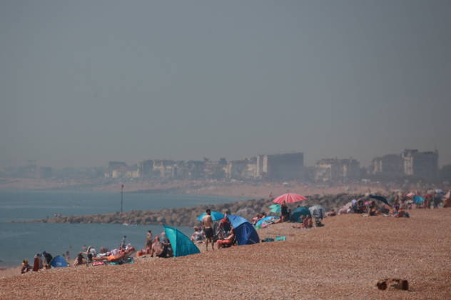 May 25, 2026, Sandgate, Kent, UK: Sandgate , UK. Visitors to Sandgate Beach in Kent enjoy sunny Bank Holiday Monday. Sandgate UK  - ZUMAl94_ 20260525_zaf_l94_009 Copyright: xMarcinxNowakx