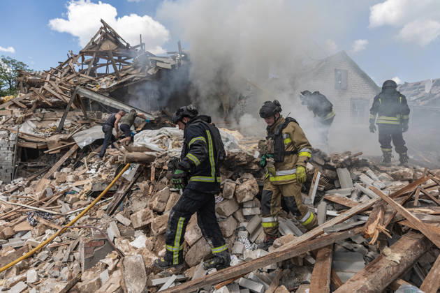 Aftermath of Russian strike in Kramatorsk KRAMATORSK, UKRAINE - MAY 25: Emergency services extinguish a fire and search for the bodies of two people under the rubble following a Russian airstrike on a house in Kramatorsk, Ukraine, on May 25, 2026. Diego Herrera Carcedo Anadolu Kramatorsk Ukraine. Editorial use only. Please get in touch for any other usage.  Copyright: x2026xAnadoluxDiegoxHerreraxCarcedox