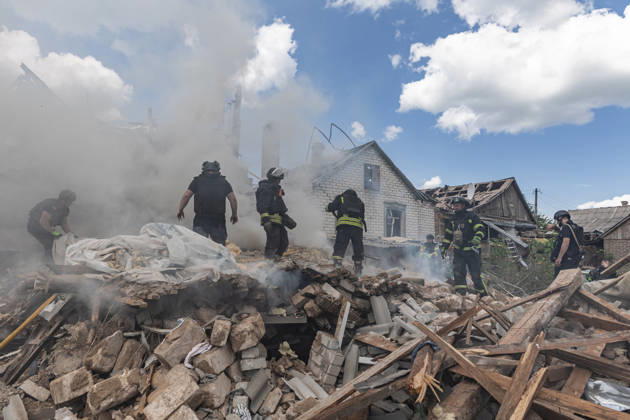 Aftermath of Russian strike in Kramatorsk KRAMATORSK, UKRAINE - MAY 25: Emergency services extinguish a fire and search for the bodies of two people under the rubble following a Russian airstrike on a house in Kramatorsk, Ukraine, on May 25, 2026. Diego Herrera Carcedo Anadolu Kramatorsk Ukraine. Editorial use only. Please get in touch for any other usage.  Copyright: x2026xAnadoluxDiegoxHerreraxCarcedox