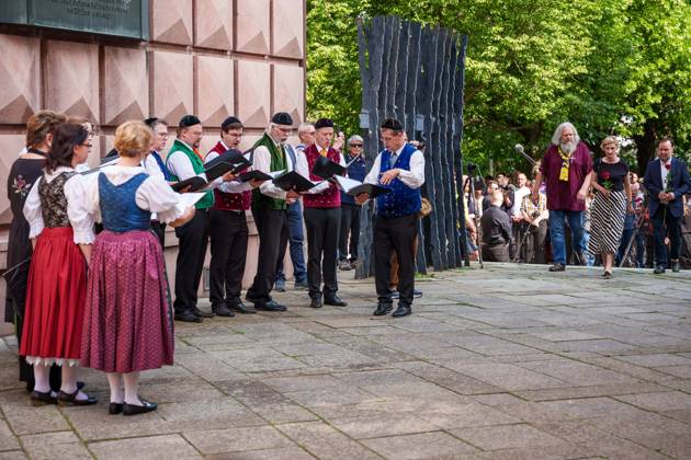 May 25, 2026, Brno, South Moravia, Czech Republic: A folk choir during a commemorative ceremony honoring the victims of Nazism in Brno, Czech Republic, on May 25, 2026. The 76th Congress of Sudeten Germans took place in Brno, Czech Republic, from May 22 to 25, 2026, marking the first time the event was held in the country. Brno Czech Republic - ZUMAc315 20260525_zsp_c315_028 Copyright: xMichaelxCabalx