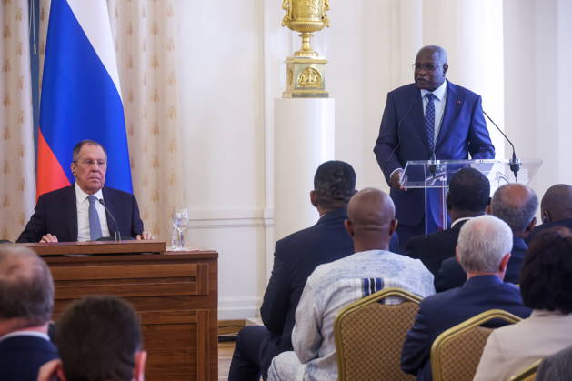 RUSSIA, MOSCOW - MAY 25, 2026: Russia s Minister of Foreign Affairs Sergei Lavrov (L back) and Cameroon s Ambassador to Russia Mahamat Paba Sale (R back) during a reception for the heads of missions at the Reception House of Russia™s Ministry of Foreign Affairs on Africa Day Moscow Russia  - ZUMAt113 20260525_zaa_t113_153 Copyright: xSergeixFadeichevx