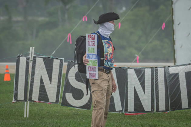 May 25, 2026, Washington, District Of Columbia, United States: Protesters gather along the motorcade route during Memorial Day events in the Washington area. Washington United States  - ZUMAk206 20260525_znp_k206_033 Copyright: xMattxKaminskyx