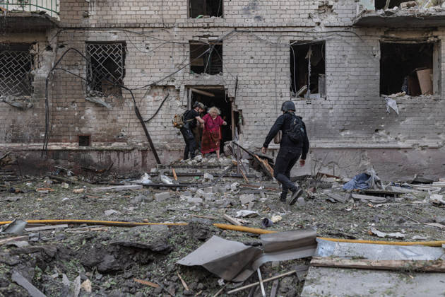 Russian attack on Ukraine s Kramatorsk KRAMATORSK, UKRAINE - MAY 25: Police evacuate a woman with reduced mobility following a Russian attack using KAB bombs in the centre of Kramatorsk, Ukraine, on May 25, 2026. Diego Herrera Carcedo Anadolu Kramatorsk Ukraine. Editorial use only. Please get in touch for any other usage.  Copyright: x2026xAnadoluxDiegoxHerreraxCarcedox