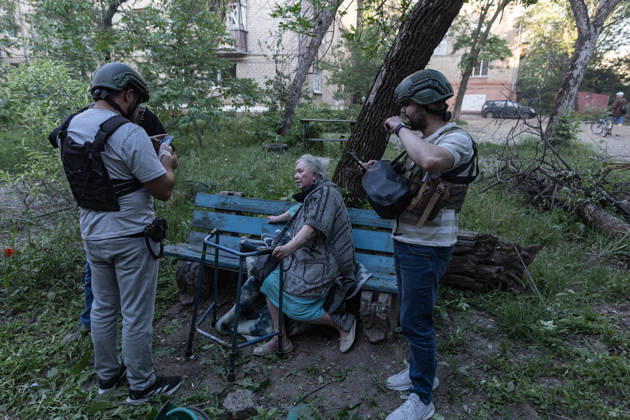 Russian attack on Ukraine s Kramatorsk KRAMATORSK, UKRAINE - MAY 25: Police evacuate a woman with reduced mobility following a Russian attack using KAB bombs in the centre of Kramatorsk, Ukraine, on May 25, 2026. Diego Herrera Carcedo Anadolu Kramatorsk Ukraine. Editorial use only. Please get in touch for any other usage.  Copyright: x2026xAnadoluxDiegoxHerreraxCarcedox