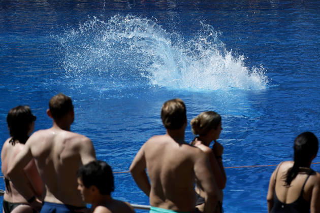 In Colognes Stadionbad, swimmers enjoy the outdoor pool season in summer temperatures The Rhineland is groaning under the hot weather at Whitsun The German Weather Service is already warning of heat storms Cologne, 25 05 2026 NRW Germany Copyright: xChristophxHardtx