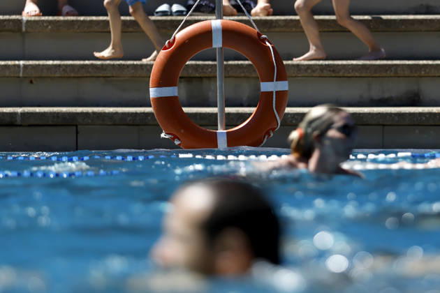 In Colognes Stadionbad, swimmers enjoy the outdoor pool season in summer temperatures The Rhineland is groaning under the hot weather at Whitsun The German Weather Service is already warning of heat storms Cologne, 25 05 2026 NRW Germany Copyright: xChristophxHardtx