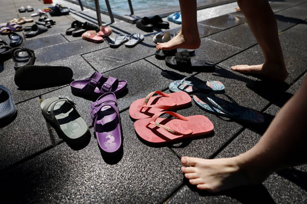 In Colognes Stadionbad, swimmers enjoy the outdoor pool season in summer temperatures The Rhineland is groaning under the hot weather at Whitsun The German Weather Service is already warning of heat storms Cologne, 25 05 2026 NRW Germany Copyright: xChristophxHardtx