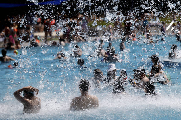 In Colognes Stadionbad, swimmers enjoy the outdoor pool season in summer temperatures The Rhineland is groaning under the hot weather at Whitsun The German Weather Service is already warning of heat storms Cologne, 25 05 2026 NRW Germany Copyright: xChristophxHardtx