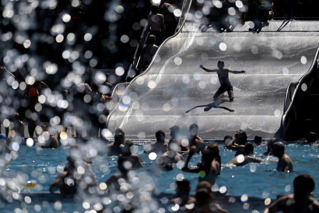 In Colognes Stadionbad, swimmers enjoy the outdoor pool season in summer temperatures The Rhineland is groaning under the hot weather at Whitsun The German Weather Service is already warning of heat storms Cologne, 25 05 2026 NRW Germany Copyright: xChristophxHardtx