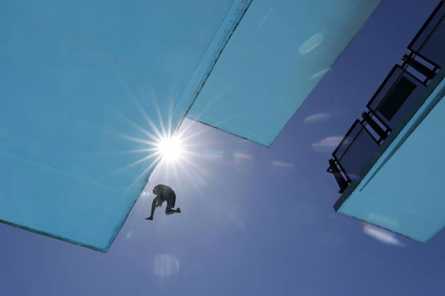 In Colognes Stadionbad, swimmers enjoy the outdoor pool season in summer temperatures The Rhineland is groaning under the hot weather at Whitsun The German Weather Service is already warning of heat storms Cologne, 25 05 2026 NRW Germany Copyright: xChristophxHardtx