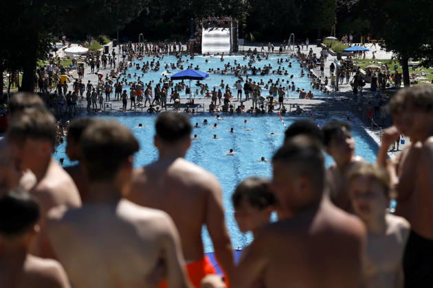 In Colognes Stadionbad, swimmers enjoy the outdoor pool season in summer temperatures The Rhineland is groaning under the hot weather at Whitsun The German Weather Service is already warning of heat storms Cologne, 25 05 2026 NRW Germany Copyright: xChristophxHardtx