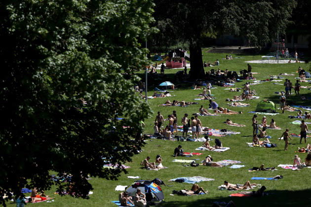 In Colognes Stadionbad, swimmers enjoy the outdoor pool season in summer temperatures The Rhineland is groaning under the hot weather at Whitsun The German Weather Service is already warning of heat storms Cologne, 25 05 2026 NRW Germany Copyright: xChristophxHardtx