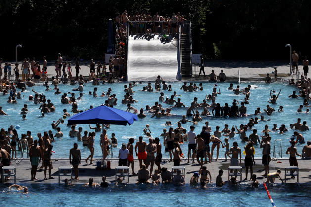 In Colognes Stadionbad, swimmers enjoy the outdoor pool season in summer temperatures The Rhineland is groaning under the hot weather at Whitsun The German Weather Service is already warning of heat storms Cologne, 25 05 2026 NRW Germany Copyright: xChristophxHardtx