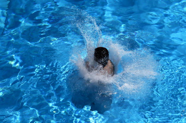In Colognes Stadionbad, swimmers enjoy the outdoor pool season in summer temperatures The Rhineland is groaning under the hot weather at Whitsun The German Weather Service is already warning of heat storms Cologne, 25 05 2026 NRW Germany Copyright: xChristophxHardtx