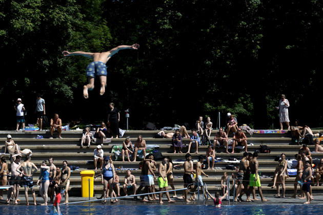 In Colognes Stadionbad, swimmers enjoy the outdoor pool season in summer temperatures The Rhineland is groaning under the hot weather at Whitsun The German Weather Service is already warning of heat storms Cologne, 25 05 2026 NRW Germany Copyright: xChristophxHardtx
