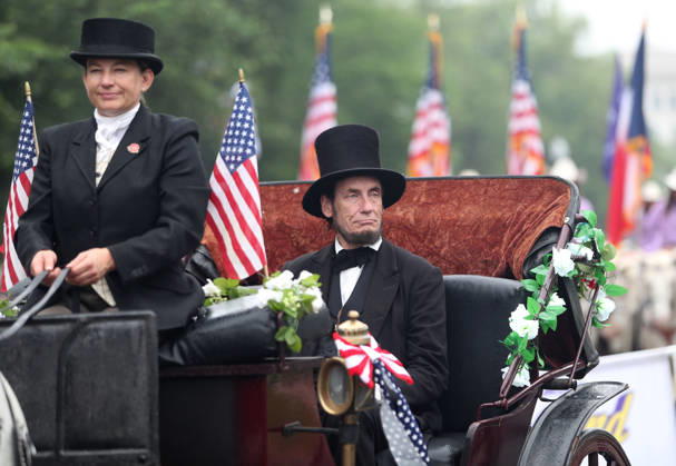 National Memorial Day Parade in Washington DC, USA. A man dressed as President Abraham Lincoln takes part in the National Memorial Day Parade on Constitution Avenue in Washington, DC, USA, on May 25, 2026. The parade has been held annually since 2005, marking its 21st anniversary. Washington USA  Copyright: xMatrixxImagesx xGentxShkullakux