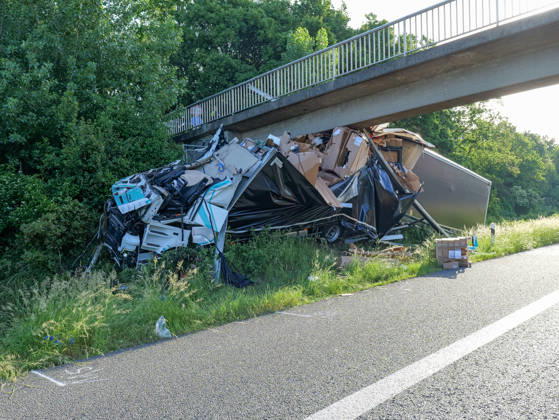 Fatal truck accident on the A2 near Hanover Two people were killed in a fatal accident on the A2 when their truck crashed into a pedestrian bridge Copyright: xBerndxGüntherx
