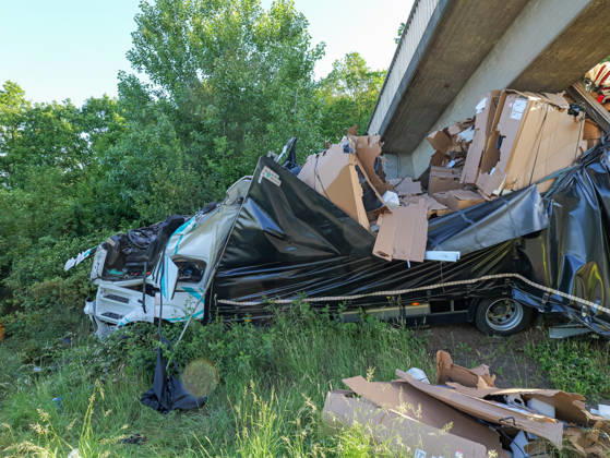 Fatal truck accident on the A2 near Hanover Two people were killed in a fatal accident on the A2 when their truck crashed into a pedestrian bridge Copyright: xBerndxGüntherx