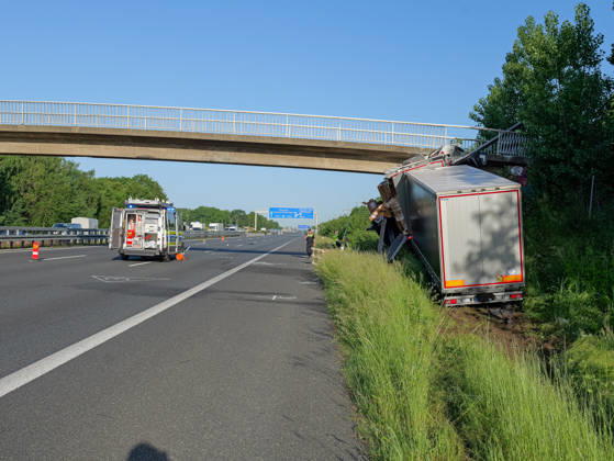 Fatal truck accident on the A2 near Hanover Two people were killed in a fatal accident on the A2 when their truck crashed into a pedestrian bridge Copyright: xBerndxGüntherx
