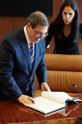 New York, Antonio Guterres trifft Außenminister von Kuba Bruno Rodriguez Parrilla May 26, 2026, New York, New York, USA: Cuban Foreign Minister Bruno RodroÂ­guez Parrilla signs a guest book during a bilateral meeting with United Nations Secretary-General AntoÂ³nio Guterres at U.N. Headquarters in New York, May 26, 2026. New York USA - ZUMAs237 20260526_aap_s237_027 Copyright: xMarkxJ.xSullivanx