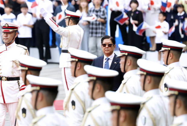 May 27, 2026, Tokyo, Japan: Philippine President Ferdinand Marcos Jr. inspects a guard of honour at the Imperial Palace in Tokyo, Japan, 27 May 2026. Philippine President Ferdinand Marcos Jr. is currently on a state visit to Japan from 26 to 29 May 2026. Tokyo Japan  - ZUMAz114 20260527_zih_z114_055 Copyright: xPOOLx