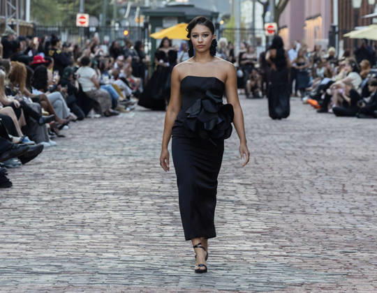 (260527) -- TORONTO, May 27, 2026 -- A model presents a creation on a pedestrian street during the Fashion Art Toronto s Fashion Week Spring Summer 2026 in Toronto, Canada, on May 26, 2026. (Photo by Xinhua) CANADA-TORONTO-FASHION WEEK ZouxZheng 