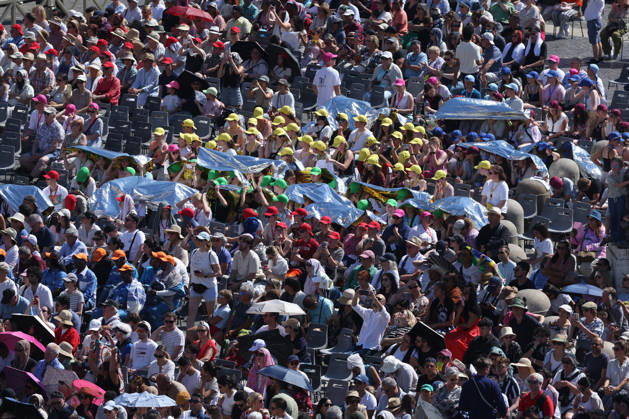 IPA85104564 - Vatican City - Italy, May 27, 2026: Pope Leo XIV presides over the Wednesday General Audience in St. Peter s Square. This morning thousands of faithful and pilgrims from around the world gathered in St. Peter s Square to participate in the Wednesday General Audience with Pope Leo XIV. It was a time of prayer, listening and communion that filled the square with hope, reflection and joy.  Copyright: xmarcoxiacobuccix xmarcoxiacobuccix 85104564