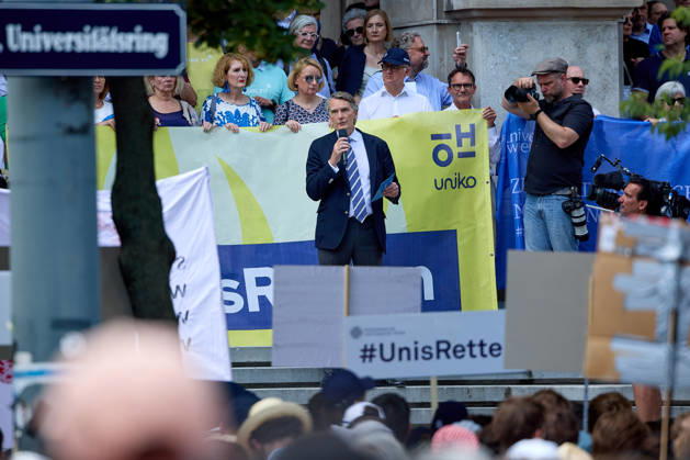 - Wien 27.05.2026 - Studentendemionstration - Studierendenvertretungen, Gewerkschaften und Beschäftigte protestieren am Mittwoch vor der Universität Wien gegen die geplanten Kürzungen der Hochschulbudgets. Die Demonstration richtet sich gegen befürchtete Einsparungen bei Forschung, Lehre und Personal sowie gegen mögliche negative Auswirkungen auf den Wissenschaftsstandort Österreich. Zu den Unterstützern zählen unter anderem die Universitätenkonferenz (uniko), die Österreichische Hochschülerschaft (ÖH) sowie zahlreiche Hochschulangehörige und Interessenvertretungen. Universities, student representatives, trade unions and university employees protested on Wednesday in front of the University of Vienna against planned cuts to university 