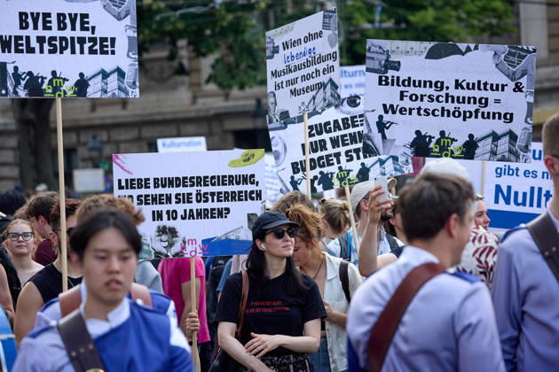 - Wien 27.05.2026 - Studentendemionstration - Studierendenvertretungen, Gewerkschaften und Beschäftigte protestieren am Mittwoch vor der Universität Wien gegen die geplanten Kürzungen der Hochschulbudgets. Die Demonstration richtet sich gegen befürchtete Einsparungen bei Forschung, Lehre und Personal sowie gegen mögliche negative Auswirkungen auf den Wissenschaftsstandort Österreich. Zu den Unterstützern zählen unter anderem die Universitätenkonferenz (uniko), die Österreichische Hochschülerschaft (ÖH) sowie zahlreiche Hochschulangehörige und Interessenvertretungen. Universities, student representatives, trade unions and university employees protested on Wednesday in front of the University of Vienna against planned cuts to university 