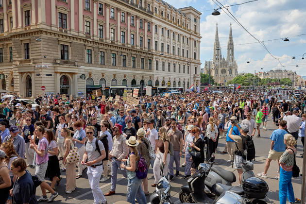 - Wien 27.05.2026 - Studentendemionstration - Studierendenvertretungen, Gewerkschaften und Beschäftigte protestieren am Mittwoch vor der Universität Wien gegen die geplanten Kürzungen der Hochschulbudgets. Die Demonstration richtet sich gegen befürchtete Einsparungen bei Forschung, Lehre und Personal sowie gegen mögliche negative Auswirkungen auf den Wissenschaftsstandort Österreich. Zu den Unterstützern zählen unter anderem die Universitätenkonferenz (uniko), die Österreichische Hochschülerschaft (ÖH) sowie zahlreiche Hochschulangehörige und Interessenvertretungen. Universities, student representatives, trade unions and university employees protested on Wednesday in front of the University of Vienna against planned cuts to university 