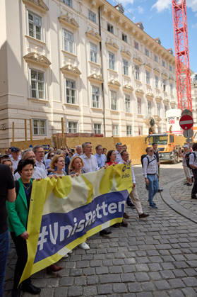 - Wien 27.05.2026 - Studentendemionstration - Studierendenvertretungen, Gewerkschaften und Beschäftigte protestieren am Mittwoch vor der Universität Wien gegen die geplanten Kürzungen der Hochschulbudgets. Die Demonstration richtet sich gegen befürchtete Einsparungen bei Forschung, Lehre und Personal sowie gegen mögliche negative Auswirkungen auf den Wissenschaftsstandort Österreich. Zu den Unterstützern zählen unter anderem die Universitätenkonferenz (uniko), die Österreichische Hochschülerschaft (ÖH) sowie zahlreiche Hochschulangehörige und Interessenvertretungen. Universities, student representatives, trade unions and university employees protested on Wednesday in front of the University of Vienna against planned cuts to university 