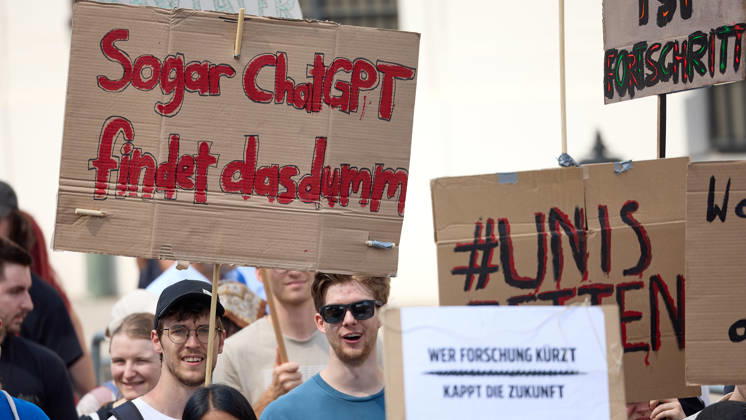 - Wien 27.05.2026 - Studentendemionstration - Studierendenvertretungen, Gewerkschaften und Beschäftigte protestieren am Mittwoch vor der Universität Wien gegen die geplanten Kürzungen der Hochschulbudgets. Die Demonstration richtet sich gegen befürchtete Einsparungen bei Forschung, Lehre und Personal sowie gegen mögliche negative Auswirkungen auf den Wissenschaftsstandort Österreich. Zu den Unterstützern zählen unter anderem die Universitätenkonferenz (uniko), die Österreichische Hochschülerschaft (ÖH) sowie zahlreiche Hochschulangehörige und Interessenvertretungen. Universities, student representatives, trade unions and university employees protested on Wednesday in front of the University of Vienna against planned cuts to university 