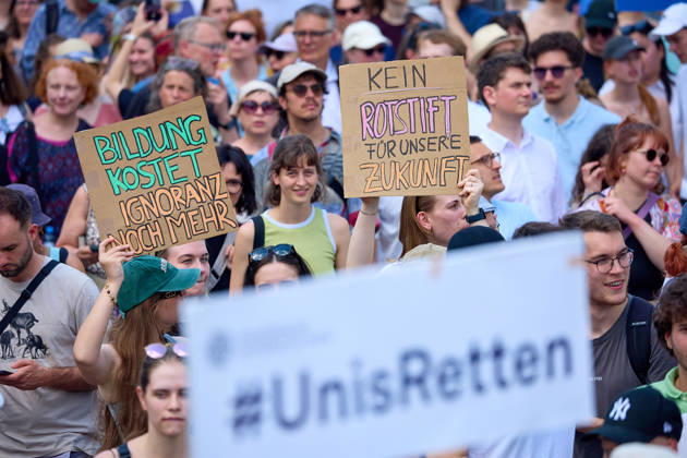 - Wien 27.05.2026 - Studentendemionstration - Studierendenvertretungen, Gewerkschaften und Beschäftigte protestieren am Mittwoch vor der Universität Wien gegen die geplanten Kürzungen der Hochschulbudgets. Die Demonstration richtet sich gegen befürchtete Einsparungen bei Forschung, Lehre und Personal sowie gegen mögliche negative Auswirkungen auf den Wissenschaftsstandort Österreich. Zu den Unterstützern zählen unter anderem die Universitätenkonferenz (uniko), die Österreichische Hochschülerschaft (ÖH) sowie zahlreiche Hochschulangehörige und Interessenvertretungen. Universities, student representatives, trade unions and university employees protested on Wednesday in front of the University of Vienna against planned cuts to university 