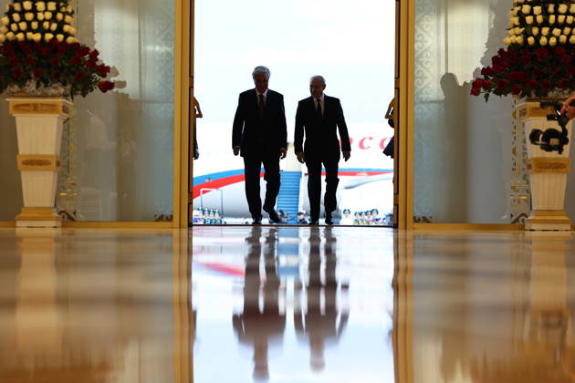KAZAKHSTAN, ASTANA - MAY 27, 2026: Kazakhstan s President Kassym-Jomart Tokayev (L) and Russia s President Putin are seen during a ceremony marking Putin s arrival at Nursultan Nazarbayev International Airport. The Russian president arrived in Kazakhstan on a state visit Astana Kazakhstan  - ZUMAt113 20260527_zaa_t113_511 Copyright: xAlexanderxKazakovx
