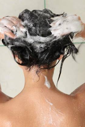 Young woman in shower washing her hairs model released Symbolfoto Copyright: xBDSx Panthermedia67380360
