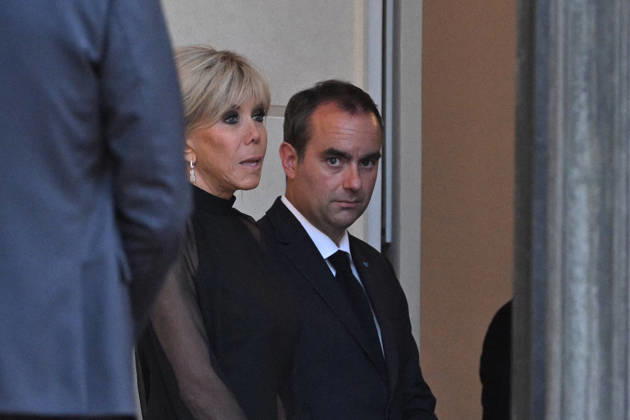 Invited guests arrive for a state dinner at the Elysee FA French First Lady Brigitte Macron looks on next to Prime Minister Sebastien Lecornu ahead a state dinner as part of Indonesia s President s visit at The Elysee Presidential Palace in Paris on May 28, 2026. Photo by Firas Abdullah ABACAPRESS.COM Paris Ile-de-France France  Copyright: xAbdullahxFiras ABACAx