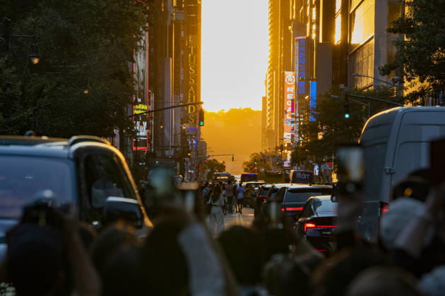 People take photos during Manhattanhenge, an urban spectacle that occurs twice a year when the sunset aligns with Manhattan’s street grid, in New York, United States, 28 May 2026. New York is the setting for the phenomenon known as Manhattanhenge !ACHTUNG: NUR REDAKTIONELLE NUTZUNG!  Copyright: xÁngelxColmenaresx AME6415 20260529-55020435123_1