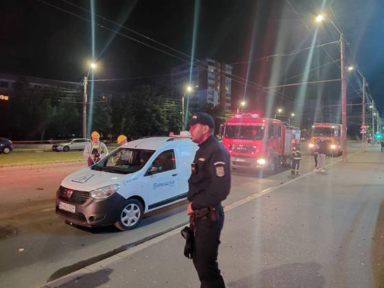Emergency teams respond after drone debris hits building in Romania GALATI, ROMANIA - MAY 29: (----EDITORIAL USE ONLY MANDATORY CREDIT - MINISTRY OF INTERNAL AFFAIRS ROMANIA HANDOUT - NO MARKETING NO ADVERTISING CAMPAIGNS - DISTRIBUTED AS A SERVICE TO CLIENTS----) Emergency response teams and firefighters arrive at the scene after debris from drone struck a building in the southeastern city of Galati, Romania, causing damage in the area, on May 29, 2026. A drone crashed into a residential building in the southeastern Romanian city of Galati near the border with Ukraine, injuring two people and triggering a fire, authorities said Friday. The Romanian General Inspectorate for Emergency Situations stated in a Facebook post that the drone s  Copyright: x2026xAnadoluxMinistryxofxInternalxAffairsxRomaniax xHandoutx