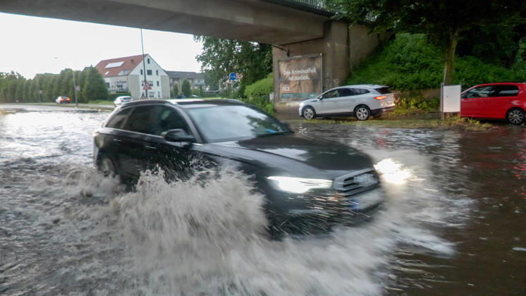 Eine heftige Gewitterfront wütete am Abend in Rheine. Die Kreisstadt versank nach sinnflutartigen Regenfällen, Orkanböen und Hagel im Unwetterchaos. In der Stadt herrscht seit 19 Uhr Ausnahmezustand. Zahlreiche Bäume sind umgestürzt und legen den Verkehr lahm. Ampeln sind auf Grund von Blitzschlägen ausgefallen. Zahlreiche Straßenzüge stehen unter Wasser. Ein Autofahrer versank mit seinem Wagen auf der Bahnhofstraße in den Fluten. Einige Menschen und auch Kinder unterschätzten die Gefahr und wollten die Unterführung durchqueren. Die Polizei schritt ein. Autos mussten abgeschleppt werden, da sie einen Wasserschaden erlitten. Die Feuerwehr kommt aktuell nicht hinterher. Bis in den Samstag hinein müssen die Schäden beseitigt werde
