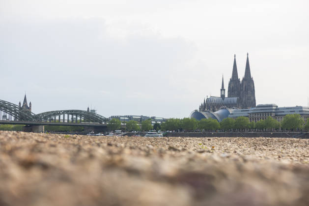 Low water in Cologne 29 05 2026 Low water on the Rhine in Cologne Deutz At a Rhine level of 148 cm at the Cologne gauge, the right bank of the Rhine has dried out over a large area The low water level exposes gravel and sand areas Cologne Cathedral and the Hohenzollern Bridge can be seen in the background Cologne Deutz North Rhine-Westphalia Germany Copyright: xMarcxJohnx
