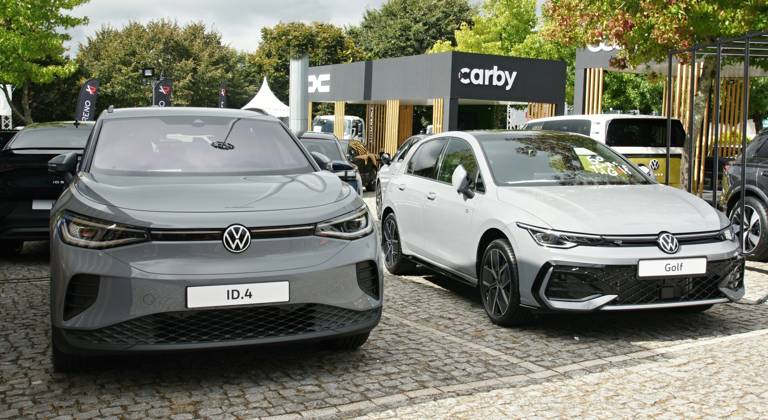 Volkswagen ID.4 und Golf-Modelle auf der Automobilmesse Volkswagen ID.4 electric SUV and Golf hatchback displayed outdoors at an automobile event (License=RM) Copyright: xZoonar.com GamrothxJoergx 25124723