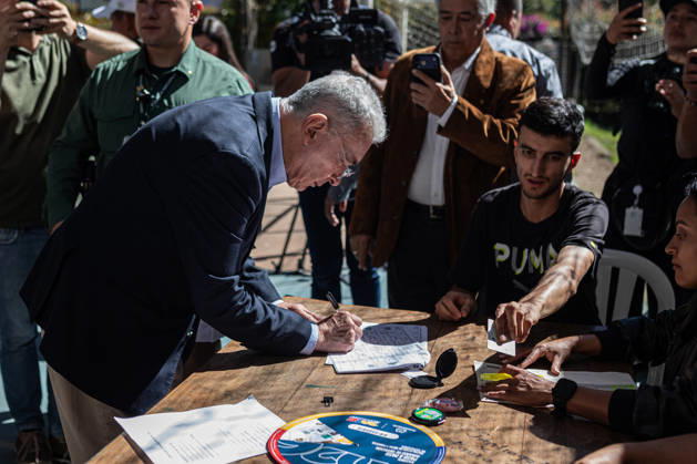 Colombian presidential elections RIONEGRO, COLOMBIA - MAY 31: Former Colombian President (2002-2010), Alvaro Uribe, arrives to vote at a polling station accompanied by Colombian presidential candidate Paloma Valencia (not seen), of the Democratic Center party, during the presidential elections in Rionegro, Colombia, on May 31, 2026. Lucas Aguayo Araos Anadolu Rionegro Colombia. Editorial use only. Please get in touch for any other usage.  Copyright: x2026xAnadoluxLucasxAguayoxAraosx