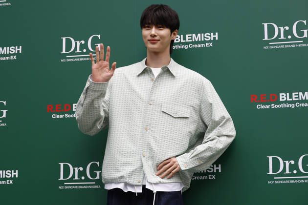 Byeon Woo-seok attends Dr.G pop-up store event in South Korea South Korean actor Byeon Woo-seok poses for photographers during a pop-up store event celebrating the product renewal of Korean dermocosmetic brand Dr.G in Seoul, South Korea, on June 01, 2026. Seoul South Korea  Copyright: xMatrixxImages JungxUi-Chelx