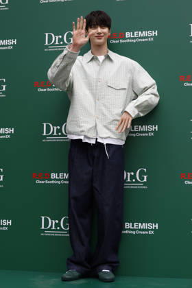 Byeon Woo-seok attends Dr.G pop-up store event in South Korea South Korean actor Byeon Woo-seok poses for photographers during a pop-up store event celebrating the product renewal of Korean dermocosmetic brand Dr.G in Seoul, South Korea, on June 01, 2026. Seoul South Korea  Copyright: xMatrixxImages JungxUi-Chelx