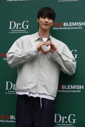 Byeon Woo-seok attends Dr.G pop-up store event in South Korea South Korean actor Byeon Woo-seok poses for photographers during a pop-up store event celebrating the product renewal of Korean dermocosmetic brand Dr.G in Seoul, South Korea, on June 01, 2026. Seoul South Korea  Copyright: xMatrixxImages JungxUi-Chelx