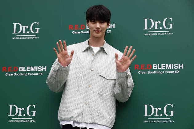 Byeon Woo-seok attends Dr.G pop-up store event in South Korea South Korean actor Byeon Woo-seok poses for photographers during a pop-up store event celebrating the product renewal of Korean dermocosmetic brand Dr.G in Seoul, South Korea, on June 01, 2026. Seoul South Korea  Copyright: xMatrixxImages JungxUi-Chelx