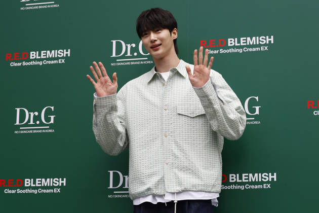 Byeon Woo-seok attends Dr.G pop-up store event in South Korea South Korean actor Byeon Woo-seok poses for photographers during a pop-up store event celebrating the product renewal of Korean dermocosmetic brand Dr.G in Seoul, South Korea, on June 01, 2026. Seoul South Korea  Copyright: xMatrixxImages JungxUi-Chelx