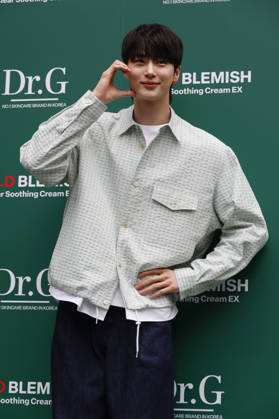 Byeon Woo-seok attends Dr.G pop-up store event in South Korea South Korean actor Byeon Woo-seok poses for photographers during a pop-up store event celebrating the product renewal of Korean dermocosmetic brand Dr.G in Seoul, South Korea, on June 01, 2026. Seoul South Korea  Copyright: xMatrixxImages JungxUi-Chelx